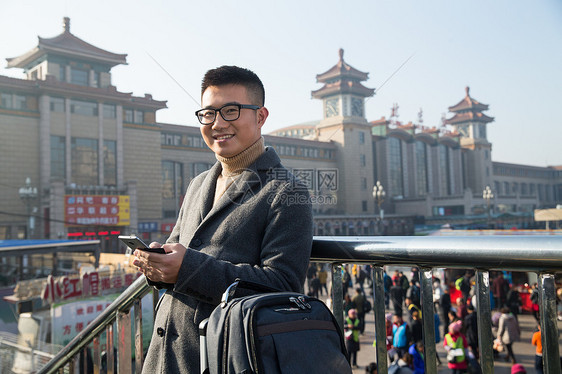 北京旅行者背包青年男人在火车站图片