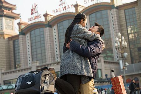广场青年女人拥抱青年情侣在火车站图片