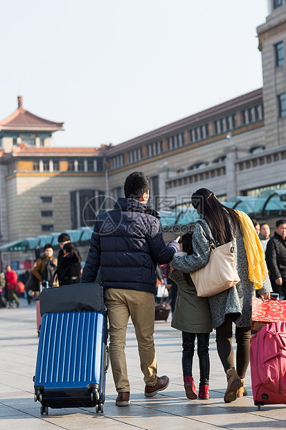 广场离开旅游幸福家庭在火车站图片