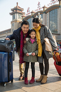 附带的人物女孩旅行箱幸福家庭在火车站图片