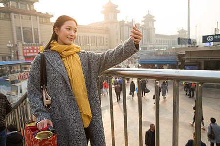 仅成年人快乐彩色图片青年女人在站前广场图片