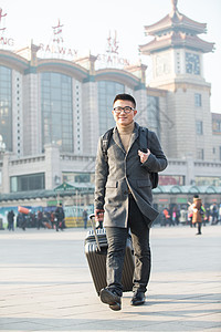 垂直构图回家摄影青年男人在火车站图片