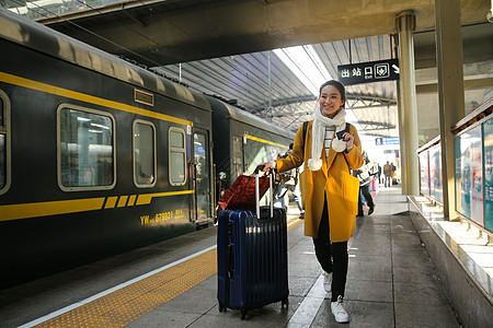 火车乘客行李北京离开青年女人在车站月台背景