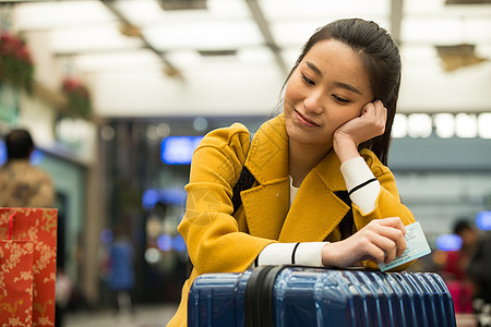 春运亚洲人旅行青年女人在火车站图片