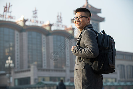 眼镜城市风光乘客青年男人在火车站图片