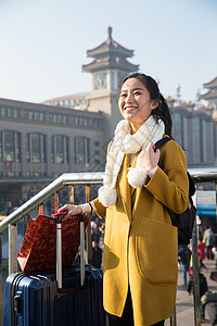 幸福女购物袋青年女人在站前广场图片