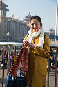 人旅途仅女人青年女人在站前广场图片