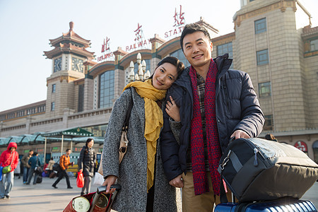 户外青年人快乐青年男女在站前广场图片