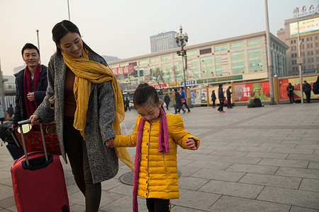 休闲装北京旅行幸福家庭在站前广场图片