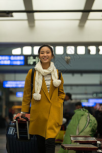 乘客东方人东亚青年女人在火车站图片
