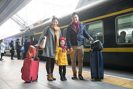 青年女人旅游女人幸福家庭在车站月台图片