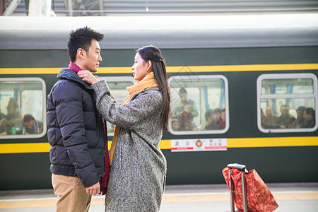 东亚亚洲人旅行的人年轻情侣在火车站图片