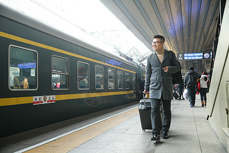 彩色图片乘客旅行的人青年男人在火车站图片