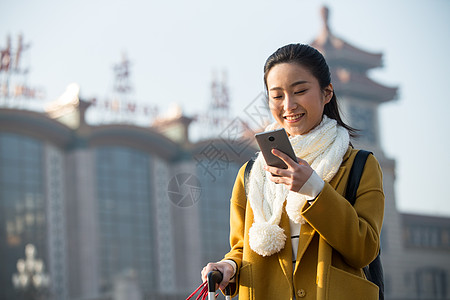 前景聚焦旅途户外青年女人在站前广场图片