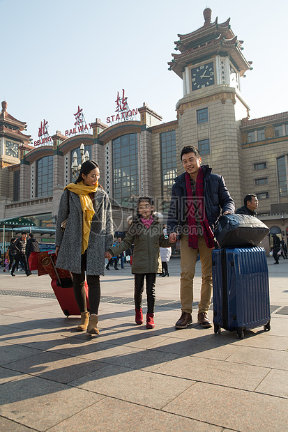亚洲人人广场幸福家庭在火车站图片