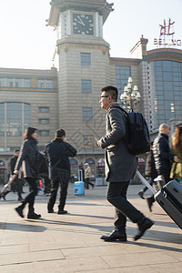 离开旅行日光青年男人在火车站图片