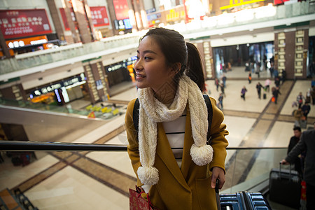 表现积极休闲装漂亮的人青年女人在火车站图片