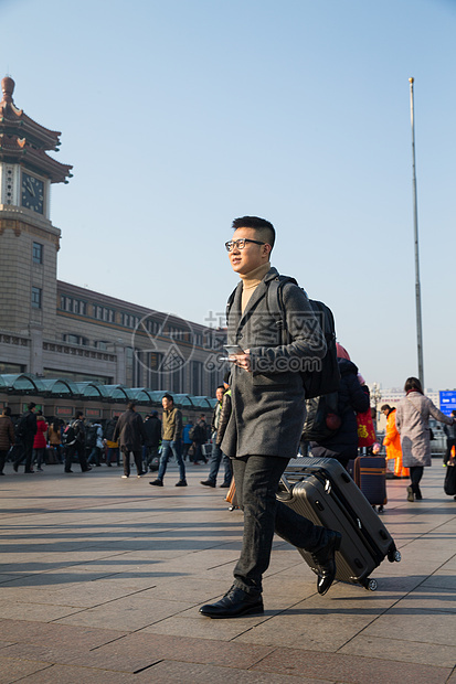 运送眼镜回家青年男人在火车站图片