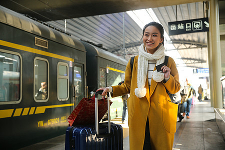 春运彩色图片购物袋青年女人在车站月台图片