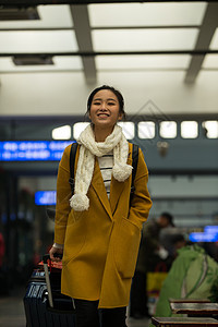 旅行者仅一个青年女人青年人青年女人在火车站图片