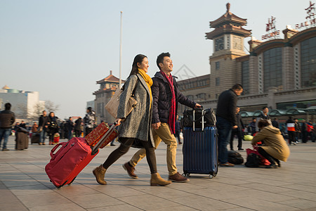 旅行的人水平构图城市风光青年男女在站前广场图片