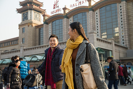 建筑出发中年男人青年男女在站前广场图片