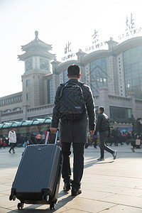 火车乘客东方人彩色图片旅行的人青年男人在火车站背景