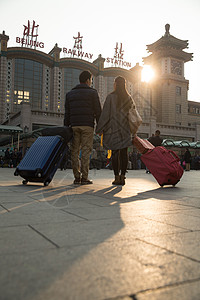 北京行李人青年男女在站前广场图片