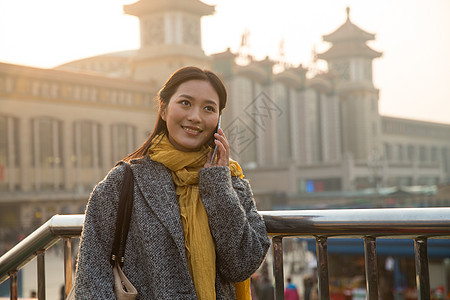 户外美女青年女人在站前广场图片