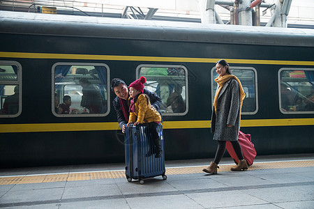 亚洲回家旅行幸福家庭在车站月台图片