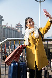 仅一个人休闲装成年人青年女人在站前广场图片