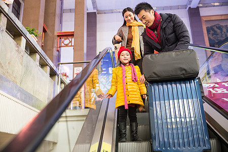 离开东亚度假幸福家庭在车站月台图片