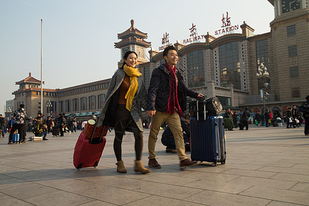 北京 大楼人白昼放松青年男女在站前广场背景
