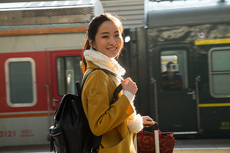 户内旅行休闲装青年女人在车站月台图片