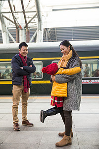 乘客高雅新年幸福家庭在车站月台图片