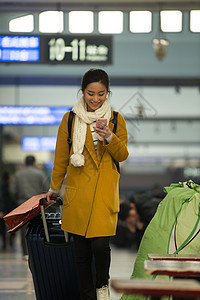 东亚都市风光表现积极青年女人在火车站图片