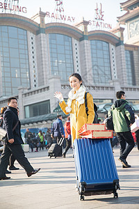 等待购物袋人青年女人在站前广场图片