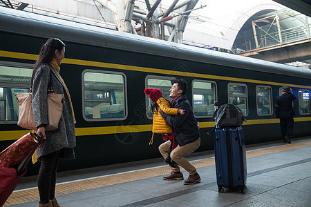 亚洲父亲行李幸福家庭在车站月台图片