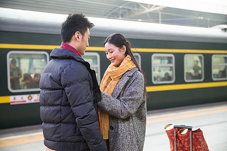 旅行北京两个人年轻情侣在火车站图片