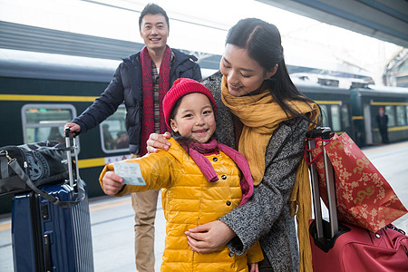 探亲旅行的人火车幸福家庭在车站月台图片