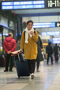 20到24岁行李乘客青年女人在火车站图片