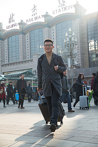东方人春节青年人青年男人在火车站图片