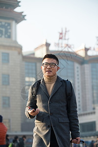 附带的人物交通东方人青年男人在火车站背景图片