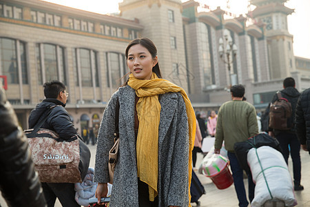 春节东方人旅游青年女人在站前广场图片
