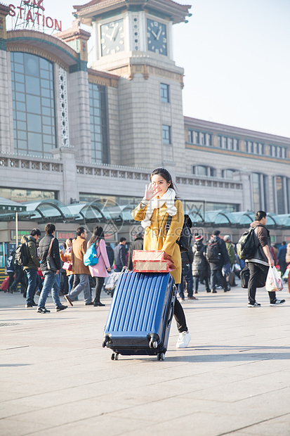 旅行箱旅途火车站青年女人在站前广场图片