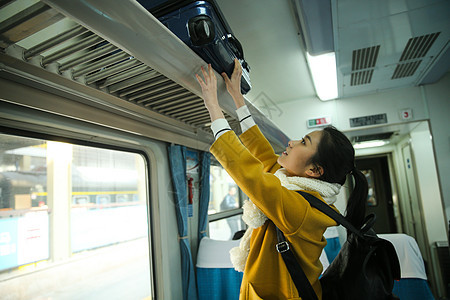 交通工具内部水平构图旅行者青年女人在火车上图片