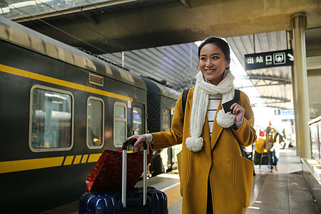 旅途户内东方人青年女人在车站月台图片