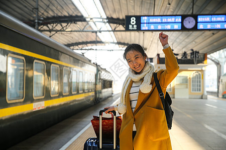亚洲人白昼火车青年女人在车站月台图片