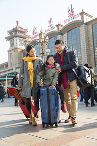 运输大楼乘客中年人幸福家庭在火车站图片