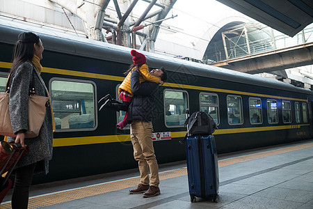 背影中父亲爬月台图片